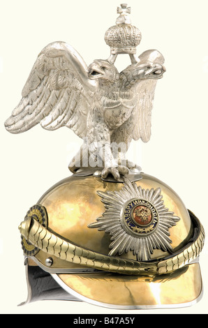 Casque pour officiers du régiment de la Garde Chevalier de l'impératrice, Russie, style porté de 1910 à 1914 UN crâne de tombac avec un aigle et un mobilier de casque de couleur argent. La plaque est sous la forme de l'étoile de l'ordre de St. Andrew. Centre émaillé et doré, deux petites puces. Écailles de bois métalliques à colombages sur les rosettes épinglées, cocarde noir-orange sur la droite. Doublure en cuir marron (remplacement possible) avec une étiquette portant le numéro de collection « U5858 ». Bord avant recouvert de cuir vert, bord arrière noir. Un casque rare pour l'un des régiments les plus célèbres de TH, Banque D'Images