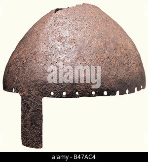 Casque nasal, Europe centrale, 10ème/11ème siècle. Crâne légèrement strié, forgé en une seule pièce. La partie supérieure est gravement endommagée par la corrosion. La jante est entourée de trous pour la fixation de la doublure et de l'aventail. Large, légèrement bombé, nasal en fer. Nettoyage de la découverte sous-marine. Hauteur 16 cm. Historique, historique, XIe siècle, 10ème siècle, bras défensifs, armes, armes, armes, bras, dispositif de combat, objet, objets, alambics, coupures, coupures, ustensile, équipement, ustensiles, placage, armure, armure, armure, RE, Banque D'Images