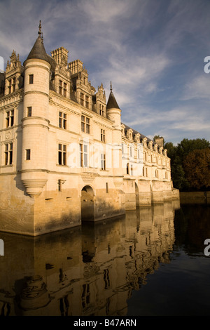 La face ouest de l'arches gracieuses de Château de Chenonceau reflète dans l'eau douce de la rivière du Cher, vallée de la Loire Banque D'Images