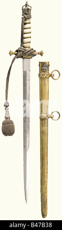 Un dagger pour un officier de navires aériens de la Marine, la Marine impériale allemande la version longue (46 cm.) d'un officier de la Marine modèle 1890/01 dagger. La lame est dotée d'un système de gravure décoratif, la marque du fabricant du casque de chevalier (WK & C). Grip ivoire, couronne impériale argent(!) comme pommel. Barde en laiton avec décoration éclair. Une miniature argentée de l'insigne commémoratif pour les équipages de navires 1920 - 22, soudée à l'emplacement. Nœud d'épée des officiers d'argent. Le dagger est dans un boîtier doublé de velours violet et de soie. Version intéressante et non officielle du dagger d'un officier de navire de marine. H, Banque D'Images