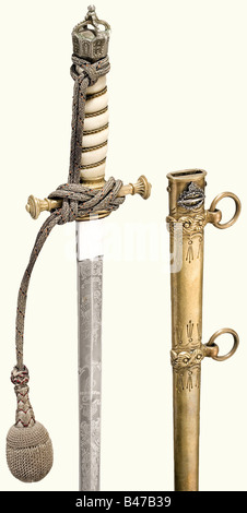 Un dagger pour un officier de navires aériens de la Marine, la Marine impériale allemande la version longue (46 cm.) d'un officier de la Marine modèle 1890/01 dagger. La lame est dotée d'un système de gravure décoratif, la marque du fabricant du casque de chevalier (WK & C). Grip ivoire, couronne impériale argent(!) comme pommel. Barde en laiton avec décoration éclair. Une miniature argentée de l'insigne commémoratif pour les équipages de navires 1920 - 22, soudée à l'emplacement. Nœud d'épée des officiers d'argent. Le dagger est dans un boîtier doublé de velours violet et de soie. Version intéressante et non officielle du dagger d'un officier de navire de marine. H, Banque D'Images