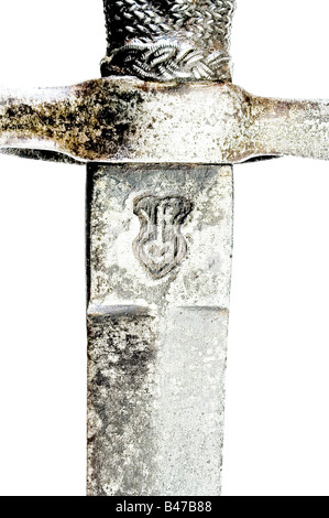 Un dagger italien de gauche, vers 1600. Lame à double tranchant avec arêtes des deux côtés (légèrement raccourcie au point), avec une marque estampillée dans le ricasso sur le côté arrière. Les quillons de fer avec une protection annulaire. Double pommeau conique ciselé avec emballage en fil de fer d'origine et embouts tressés. Longueur 43 cm. Historique, historique, XVIIe siècle, dagger, poignards, throuting, propulseurs, bâton, arme, armes, armes, armes, armes, dispositif de combat, objet, objets, photos, découpe, découpe, découpe, découpe, découpe, découpe, découpe, découpe, découpe, Banque D'Images