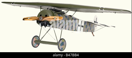 Un modèle à échelle de vol exceptionnel, de Fokker D VIII, n° de série '132' Avec des surfaces de contrôle de vol complètes, le poste de pilotage équipé d'un siège, de sangles de retenue, d'une barre de barre de direction et d'une colonne de commande, avec un cadran de garniture et un compas de travail, le fuselage supérieur équipé d'une paire de mitrailleuses factices et d'une jauge de carburant, Avec un moteur à essence à deux cylindres et une hélice à deux pales en érable laminé à tartre et acajou de BERLIN AXIALE, le moteur est dissimulé derrière un capot métallique riveté factice Intégrant une fixation de câble à bascule pour les 110 h.p. d'origine Oberursel U.11 neuf cylindres, Banque D'Images