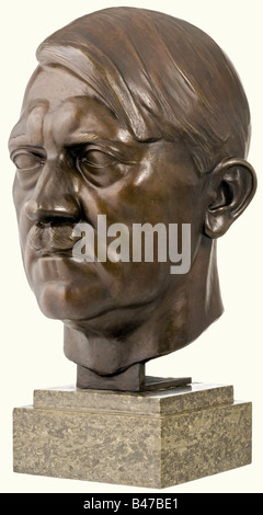 Hermann Joachim Pagels, un buste en bronze d'Adolf Hitler Du bureau du gouvernement provincial du Bas-Danube à Vienne. Buste en bronze plus grand que la vie avec patine brune, sur le côté droit du cou la signature de l'artiste 'H.J. Pagels. Hauteur 53 cm. Sur une plinthe en marbre verdâtre en terrasse. Hauteur totale 6 personnes, années 1930, XXe siècle, beaux-arts, art, NS, national-socialisme, nazisme, Third Reich, allemand Reich, Allemagne, national socialiste, nazi, époque nazie, objet, objets, photos, coupures, coupures, coupure, homme, homme, homme, homme, homme, homme, homme, homme Banque D'Images