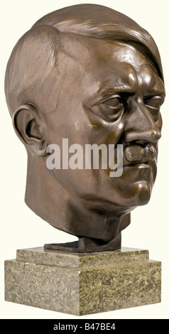 Hermann Joachim Pagels, un buste en bronze d'Adolf Hitler Du bureau du gouvernement provincial du Bas-Danube à Vienne. Buste en bronze plus grand que la vie avec patine brune, sur le côté droit du cou la signature de l'artiste 'H.J. Pagels. Hauteur 53 cm. Sur une plinthe en marbre verdâtre en terrasse. Hauteur totale 6 personnes, années 1930, XXe siècle, beaux-arts, art, NS, national-socialisme, nazisme, Third Reich, allemand Reich, Allemagne, national socialiste, nazi, époque nazie, objet, objets, photos, coupures, coupures, coupure, homme, homme, homme, homme, homme, homme, homme, homme Banque D'Images