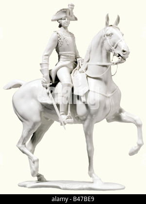 Un officier de cuirassier Seydlitz, la porcelaine d'Allach Fabrication une figurine en porcelaine à vitrage blanc d'un cuirassier prussien monté au XVIIIe siècle en uniforme avec pallash dessinée. Fabrication détaillée. Le fond porte la signature de l'artiste « T. Kärner' au-dessus de '17' et la marque verte du fabricant 'S' au-dessus de 'Allach' dans un octogone surélevé. Deux pauses sur la bride, sans dommage ni ébréché. Hauteur 30,5 cm. Historique, historique, population, années 1930, années 1930, XXe siècle, objet, objets, photos, coupures, coupures, découpe, découpe, homme, homme, homme, homme, homme, homme, homme, homme, Banque D'Images