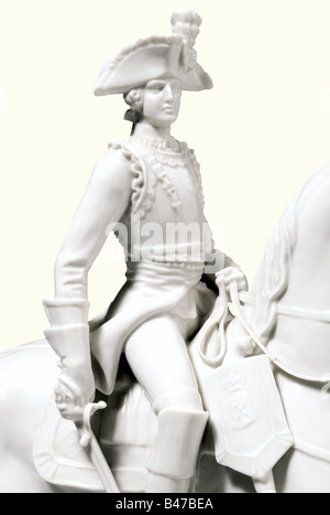 Un officier de cuirassier Seydlitz, la porcelaine d'Allach Fabrication une figurine en porcelaine à vitrage blanc d'un cuirassier prussien monté au XVIIIe siècle en uniforme avec pallash dessinée. Fabrication détaillée. Le fond porte la signature de l'artiste « T. Kärner' au-dessus de '17' et la marque verte du fabricant 'S' au-dessus de 'Allach' dans un octogone surélevé. Deux pauses sur la bride, sans dommage ni ébréché. Hauteur 30,5 cm. Historique, historique, population, années 1930, années 1930, XXe siècle, objet, objets, photos, coupures, coupures, découpe, découpe, homme, homme, homme, homme, homme, homme, homme, homme, Banque D'Images