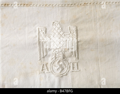 Adolf Hitler, son taie d'oreiller et sa housse de couette en soie blanche brodée au centre de chacun d'entre eux, flanqués des initiales « A » et « H ». Ca. 75 x 75 et 120 x 175 cm respectivement. Non endommagé, (moisissure-)taché dans les lieux. Historique, historique, 1930, 1930, XXe siècle, NS, national-socialisme, nazisme, Third Reich, allemand Reich, Allemagne, allemand, national-socialiste, nazi, époque nazie, fascisme, insignes, symboles, symbole, emblème, emblèmes, Banque D'Images