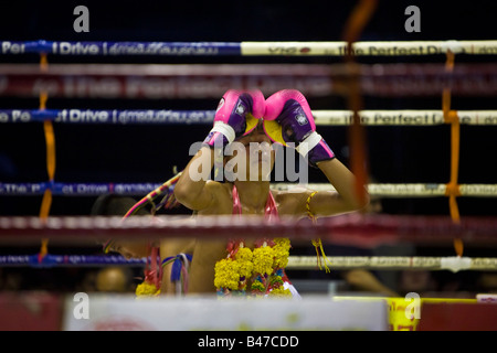 La séquence d'agenouillement Wai khru ram Muay Thai Boxing Lumpinee Stadium Bangkok Thaïlande Banque D'Images