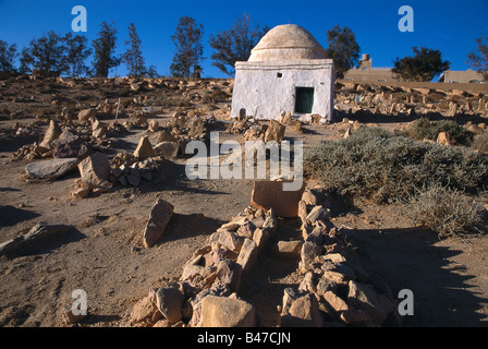 Un vieux cimetière islamique dans un Ghadamis ville berbère de 10 000 habitants dans une oasis dans le désert du Sahara, la Libye. Banque D'Images