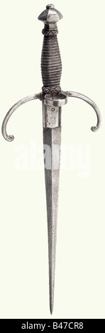 Un dagger allemand ou italien de gauche, vers 1600. Lame de rabouchage à côtes étroites. Le ricasso rainuré comporte des marques smith estampillées de chaque côté. Quillons hexagonaux courbés vers le point à l'aide d'une bague ronde de pouce. Le revêtement de la poignée est doté d'un somptueux enroulement en fer et de ferrules tressés d'origine. Pommeau hexagonal. Longueur 44,5 cm. Historique, historique, XVIIe siècle, poignard, poignards, throuting, propulseurs, bâton, arme, armes, armes, armes, armes, dispositif de combat, objet, objets, photos, découpe, découpe, découpe, découpe, découpe, découpe, découpe, découpe, découpe, Banque D'Images