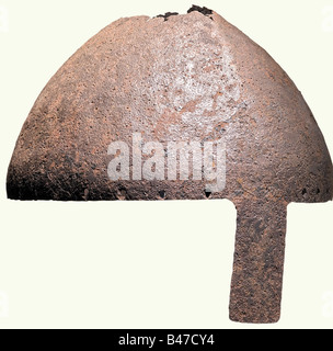 Casque nasal, Europe centrale, 10ème/11ème siècle. Crâne légèrement strié, forgé en une seule pièce. La partie supérieure est gravement endommagée par la corrosion. La jante est entourée de trous pour la fixation de la doublure et de l'aventail. Large, légèrement bombé, nasal en fer. Nettoyage de la découverte sous-marine. Hauteur 16 cm. Historique, historique, XIe siècle, 10ème siècle, bras défensifs, armes, armes, armes, bras, dispositif de combat, objet, objets, alambics, coupures, coupures, ustensile, équipement, ustensiles, placage, armure, armure, armure, RE, Banque D'Images