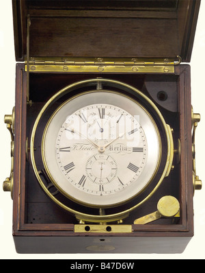 Le chronomètre d'un navire n° 394 de la Marine impériale, Christian Friedrich Tiede, vers 1871. Cadran argenté avec chiffres romains pour les heures, chiffres arabes pour la petite seconde et haut/bas. Nom du fabricant 'F.Tiede Berlin' et numéro '394'. Or et mains bleuées. Mouvement du fusee probablement anglais d'environ 1850 avec des vis bleutées et un échappement de détente de ressort. Boîtier en laiton. Montage par cardan dans une boîte en acajou à trois parties avec cadre vitré et fixations en laiton. Obverse un médaillon gravé « M No 394 » sous la couronne impériale. 18 x 17,5 x 17,5 cm. Remise En État, Banque D'Images