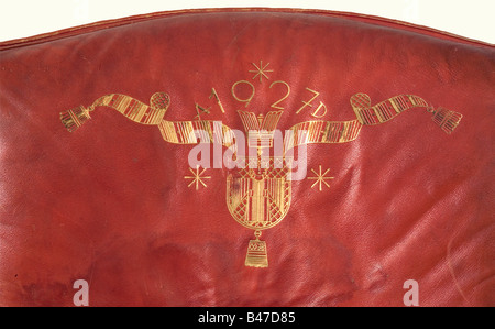 Pape Pie XII - un fauteuil de présentation du Prince Alfons de Bavière, pour le nouvel an de 1926/27 à SON Msgr. Dr. Eugen Pacelli, archevêque de Sardes et Papal Nincio à Berlin. Cuir Maroc rouge estampillé en or. Le manteau d'armes de Munich est sur le dos avec un strol de sauvetage historique, historique, 1920, XXe siècle, objet, objets, photos, coupures, coupures, découpe, découpes, insignes, symboles, symbole, emblème, emblèmes, Banque D'Images