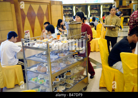 Les gens ont des Dim Sum cantonais avec le thé dans un restaurant à Dongguan, Guangdong, Chine. 20-Sep-2008 Banque D'Images