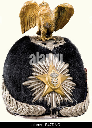 Casque général, Reign of Victor Emanuel III Corps textile avec revêtement de peau de joint (petits défauts). Les raccords sont argentés et dorés. Écailles de chinées argentées à relief sur les rosettes de quatrebale, cocarde en tissu à gauche. Le bandeau en cuir et la doublure en soie présentent de légères traces d'usure. Panache de plumes et brosse clippée, entonnoir de panache défectueux. Un casque rare. Historique, historique, XXe siècle, objet, objets, alambics, écrêtage, coupures, découpe, découpe, découpes, casque, casque, casque, tête de lit, coiffures, ustensile, équipement, ustensiles, protection, coiffures, h, Banque D'Images