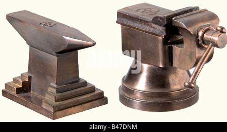 Gustav Krupp von Bohlen und Halbach (1870 - 1950) - un joint., étau de table miniature en fer bronzé, mobile et entièrement fonctionnel. Sur le dessus le logo de la société Friedrich Krupp AG, trois pneus de train sans soudure, sur la surface du joint un grand manteau gravé et profondément gravé des bras de la famille Krupp avec casque. Avec elle vient une enclume miniature faite dans le même style que le papier de poids. 65 x 90 mm et 55 x 85 mm. Provenance: Royal Bavarian Holdings, anciennement partie de la collection de phoques du Prince Alfons de Bavière. En raison de la médiation de l'empereur Guillaume II, Gustav Krupp v, Banque D'Images