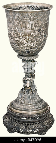 Comte Friedrich-Werner von der Schulenburg - un goblet d'argent, autrefois la possession de Tsar Nicholas II et de sa femme Alexandra Fiodorovna. Le goblet est en relief, ciselé et gravé. Marques chinoises d'exportation pour environ 1900. Surface complètement ornée d'illustrations de scènes de bataille et de la vie de cour. Il y a un champ en forme de bouclier sur le côté obverse portant les monogrammes couronnés de la paire régnante 'N II' et 'A'. La tige est en forme de dragon chanceux croissant et tortueux. La base sculptée et ouverte est en bois de haute qualité. Hauteur 35 cm. Poids avec bas, Banque D'Images