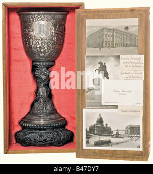 Comte Friedrich-Werner von der Schulenburg - un goblet d'argent, autrefois la possession de Tsar Nicholas II et de sa femme Alexandra Fiodorovna. Le goblet est en relief, ciselé et gravé. Marques chinoises d'exportation pour environ 1900. Surface complètement ornée d'illustrations de scènes de bataille et de la vie de cour. Il y a un champ en forme de bouclier sur le côté obverse portant les monogrammes couronnés de la paire régnante 'N II' et 'A'. La tige est en forme de dragon chanceux croissant et tortueux. La base sculptée et ouverte est en bois de haute qualité. Hauteur 35 cm. Poids avec bas, Banque D'Images