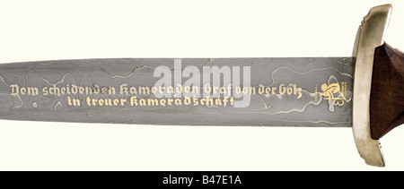 Un modèle 1936 NKK (National Socialist Motor corps) service dagger., lame de Damas avec le morcise doré de la devise, Et au verso avec 'Dem scheidenden Graf von der Golz in treuer Kameradschaft' (Au Départ comte von der Golz dans la Camaraderie loyale), les inscriptions du fabricant, 'Eickhorn Solingen' et 'Echt Damast P. Müller' (authentique Damas ...). Quillons plaqués argent. Poignée en bois marron sans emblème. Barde laquée noire avec fixations plaquées argent et suspension de chaîne en fer. Longueur 34 cm.la rupture d'une arme à bordure colle, Banque D'Images