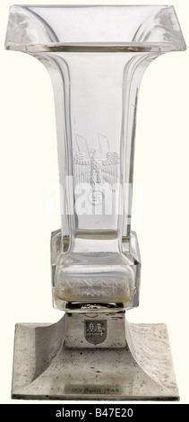 Theodor Eicke - un vase de présentation, à l'occasion de l'attribution des Feuilles de chêne à la Croix du Chevalier de la Croix de fer, le 20 avril 1942. Couper le verre de cristal de plomb avec l'aigle Wehrmacht sur l'obverse, l'inverse avec les runes SS, les feuilles de chêne latéralement et la décoration swastika et une inscription runic continue 'Meine Ehre heisst Tue' (Mon Honneur est fidélité). La base argentée est ornée d'une couche gravée d'armes de Theodor Eicke et de la date de remise '20.avril 1942', de la marque de finesse argentée et du monogramme du fabricant. Hauteur 34 cm. Petites copeaux et rayures, mais en bon état général. Theodor Eic, Banque D'Images