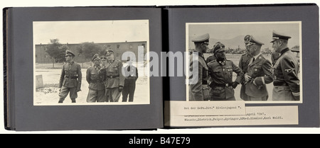 Max Wünsche - un album photo avec 95 photographies privées uniques de ses lieux de service dans la seconde Guerre mondiale avec de nombreuses autographes., Photos de la région de Charkow 1943, Wünsche avec Max Hansen et 'Panzermeyer', lors d'une cérémonie de remise des médailles, avec Sepp Dietrich, le lauréat de la Croix de Chevalier Theodor Wisch, Fritz Witt, Fritz Rentrop, Hans Reimling, Hermann Dahlke, Otto Petersen, Vincenz Kaiser, chars de bataille "Tiger", colonne de véhicules amphibies dans la neige, formation devant les chars en camouflage d'hiver. Grèce 1941: Panzermeyer, avec Sepp Dietrich et le maréchal de campagne v, Banque D'Images