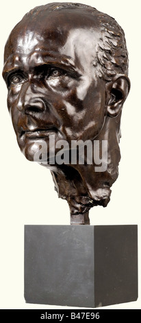 Jacques Benoist-Méchin - une tête en bronze, d'Arno Breker (1900-1991)., Arno Breker a modélisé Benoist-Méchin en 1965, sur le côté droit de la nuque la signature de l'artiste '1965 Arno Breker Paris'. Sur une base en marbre noir. Hauteur 33 cm. Arno Breker était un ami proche de Jacques Benoist-Méchin. Après la seconde Guerre mondiale, Breker a fait des bustes de nombreuses personnes célèbres comme Konrad Adenauer, Jean Cocteau et Salvador Dali.' historique, historique, peuple, années 1960, XXe siècle, NS, national-socialisme, nazisme, troisième Reich, allemand, allemand, national socialiste, nazi, peri nazi, Banque D'Images