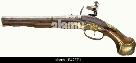 Une paire de pistolets à flintlock, Francis Smart, Londres, vers 1710/1720. Fûts ronds raccourcis avec alésages lisses en calibre 13.8, signés 'F. Smart' sur les sangsues avec la preuve et les marques d'inspection de la société De L'Auteur De La Balle sur les côtés. Fintlocks à colombages avec bordure légère et gravure florale ainsi que plus de 'F. Signatures intelligentes. Les stocks de noyer avec des meubles en laiton avec acanthus et la décoration florale, partiellement gravé et partiellement en relief. Les escutcheons portent les monogrammes courbes 'C L A V E'(?). Tiges de rechange. Longueur de chaque 38 cm. Francis Smart, connu dans , Banque D'Images