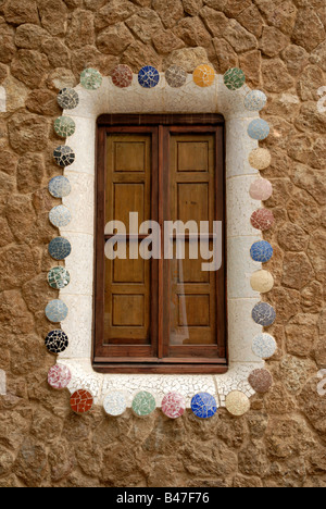 Fenêtre dans la maison conçu par Antoni Gaudi à Barcelone Espagne Banque D'Images