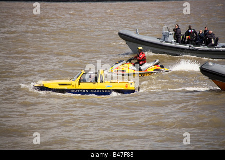 Dutton Mariner voiture amphibie sur la rivière Mersey, à Liverpool au début de la course des grands voiliers bateaux à Parade Banque D'Images