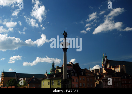 Les toits de la vieille ville de Varsovie, Pologne avec la colonne de Sigismond III Waza Banque D'Images