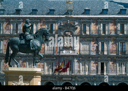 Espagne - Madrid - Plaza Mayor - Casa de Panaderias - des œuvres murales allégoriques - bronze - statue du roi Philippe III Banque D'Images