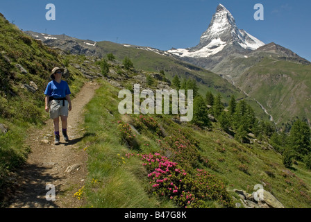 Marcher au milieu de la magnifique paysage alpin au-dessus de Zermatt en Suisse, avec le Cervin dominant Banque D'Images