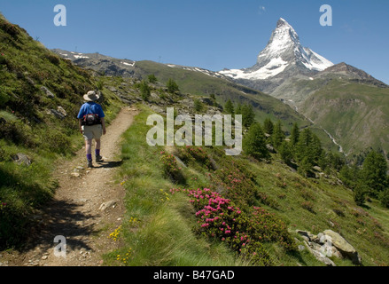 Marcher au milieu de la magnifique paysage alpin au-dessus de Zermatt en Suisse, avec le Cervin dominant Banque D'Images