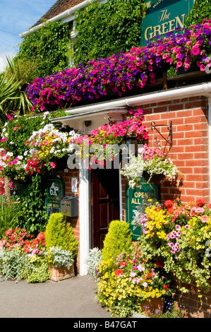 Pub typiquement anglais dans l'heure d'été entouré de fleurs d'été, situé à Wimborne, Dorset, England, UK Banque D'Images