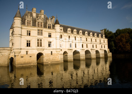 La face ouest de l'arches gracieuses de Château de Chenonceau reflète dans l'eau douce de la rivière du Cher, vallée de la Loire Banque D'Images