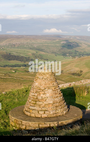 Objectifs du Millénaire pour le marqueur Boundry Muker paroisse le Buttertubs la route du col de Yorkshire Dales National Park Banque D'Images