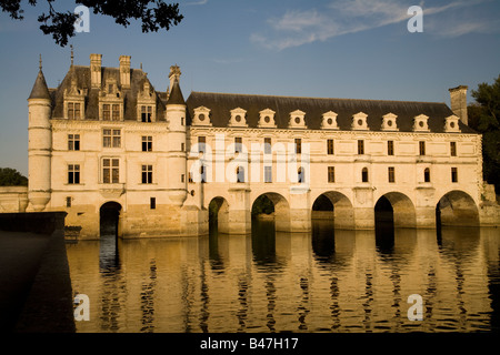 La face ouest de l'arches gracieuses de Château de Chenonceau reflète dans l'eau douce de la rivière du Cher, vallée de la Loire Banque D'Images