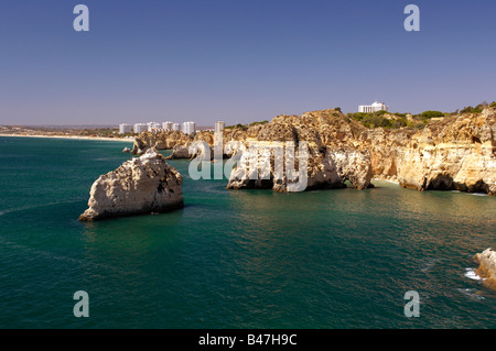 Rock pinacles et falaises sur la côte près de Praia da rocha, Portimão en Algarve au Portugal Banque D'Images