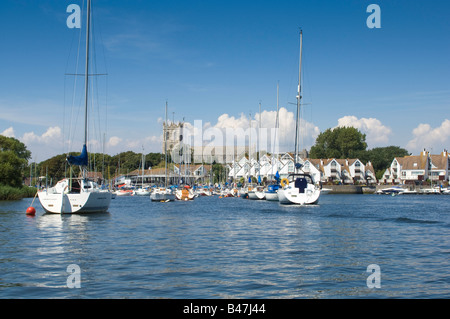 Passé à la location yachts vers Christchurch Priory, Dorset, Angleterre, Royaume-Uni, à partir de la rivière Stour Banque D'Images