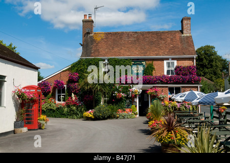 Pub typiquement anglais dans l'heure d'été entouré de fleurs d'été, situé à Wimborne, Dorset, England, UK Banque D'Images