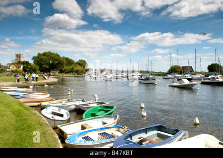 L'Aviron bateaux amarrés le long de la rivière Stour, Christchurch, Dorset, UK Banque D'Images