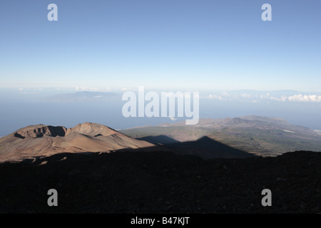 Regardant vers le bas sur le Pico Viejo ancien sommet du mont Teide depuis le début de la descente à 3500 mètres au-dessus du niveau de la mer, Tenerife Banque D'Images