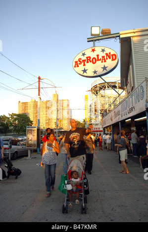 Visiteurs d'Astroland dans Coney Island dans le quartier de Brooklyn New York Banque D'Images