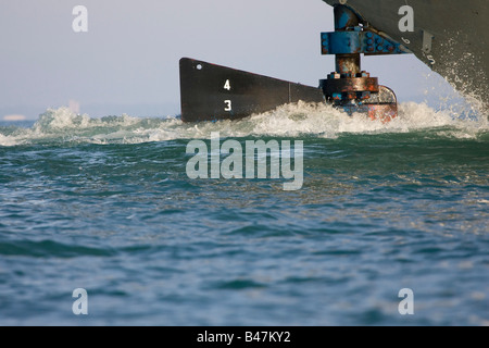 Un gros plan de la gouverne de direction sur un cargo des Grands Lacs traverser le lac Saint Clair, au Michigan. Banque D'Images