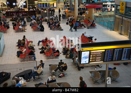 Heathrow Terminal 5 - passagers en attente d'être appelé Banque D'Images