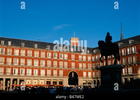 Espagne - Madrid - Plaza Mayor & - Statue du Roi Philippe III - grand carré Banque D'Images