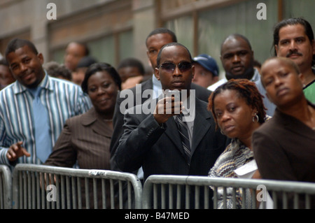 Recherche d'emploi en file d'attente pour l'admission à un salon de l'emploi dans le quartier de Midtown à New York le mardi 9 septembre 2008 Frances M Roberts Banque D'Images