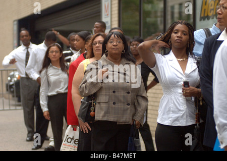 Recherche d'emploi en file d'attente pour l'admission à un salon de l'emploi dans le quartier de Midtown à New York le mardi 9 septembre 2008 Frances M Roberts Banque D'Images