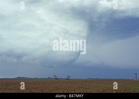 Violent orage sur un champ et les puits de pétrole près de Perry California Banque D'Images